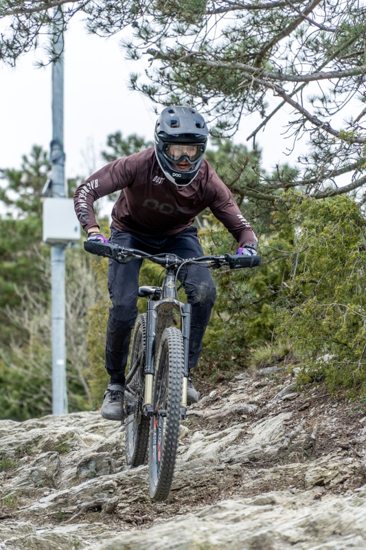 Mountainbiker fährt über einen steinigen Trail