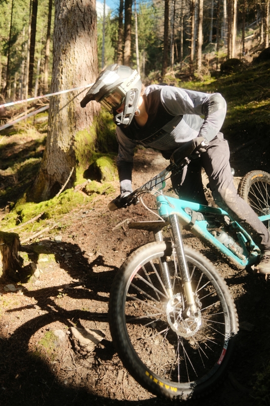 Mountainbiker in einer Kurve im Wald