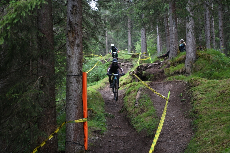 Downhill-Rennlauf in Lermoos