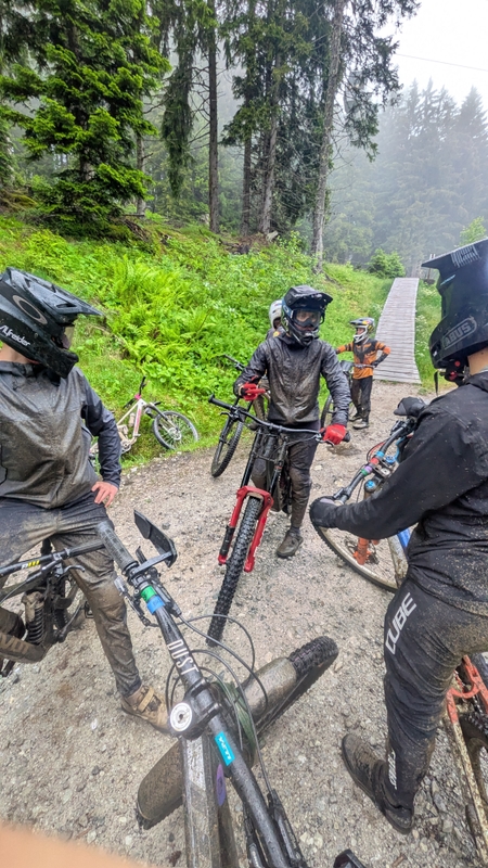 Mountainbiker treffen sich vor einer Ausfahrt