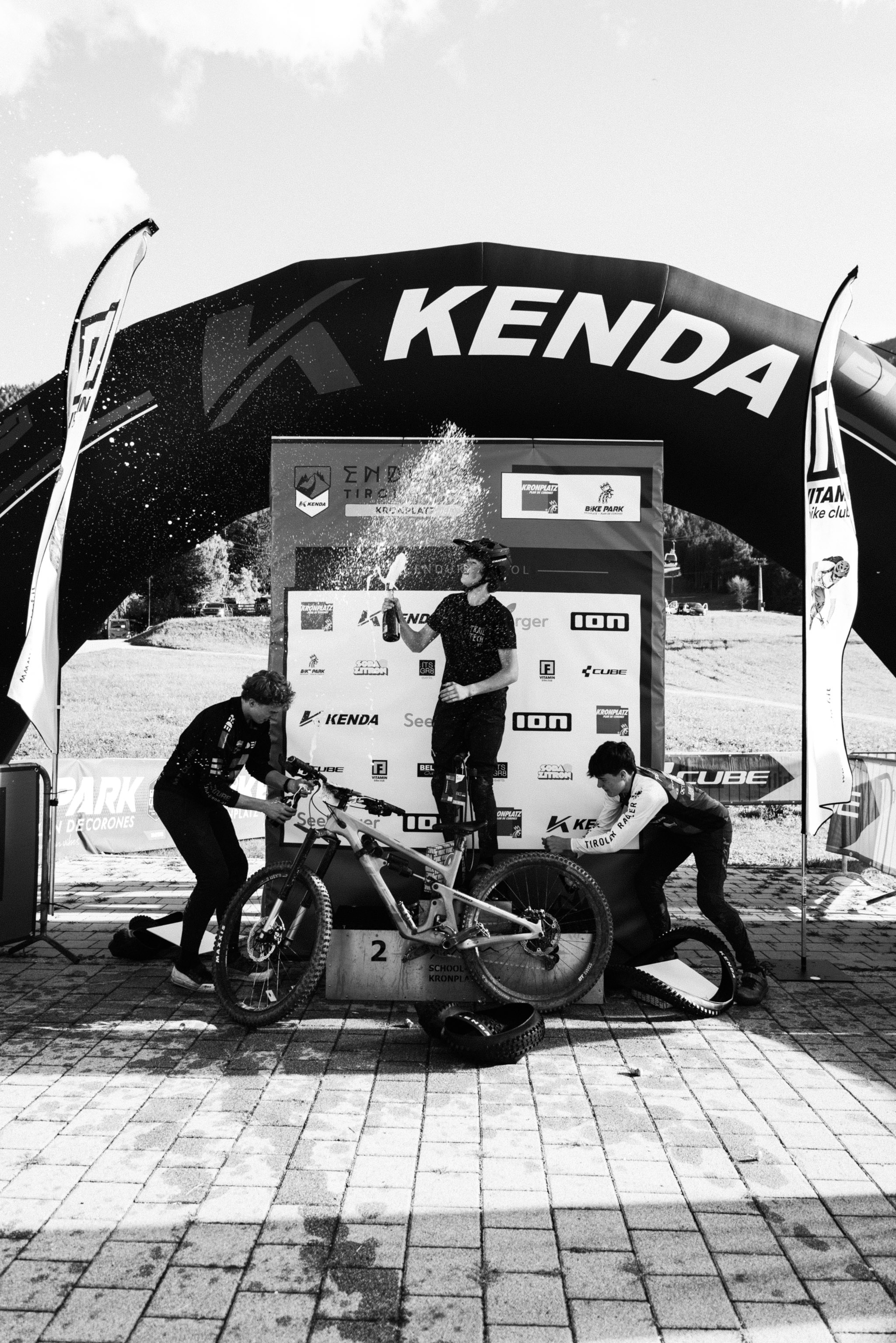 Jonathan Laucher bei einer Podiumsfeier am Kronplatz