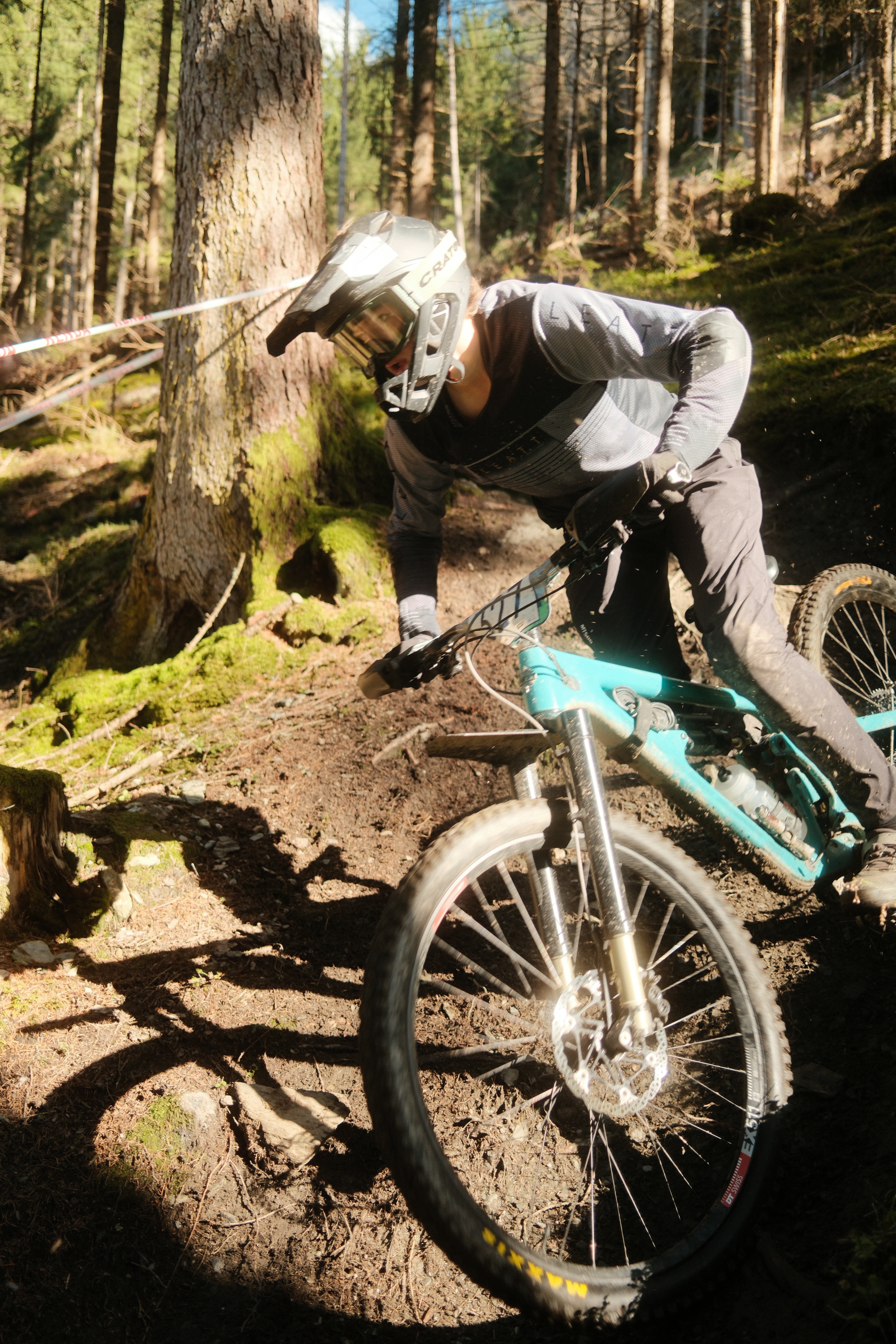 Jonathan Laucher in einer Kurve auf dem Trail